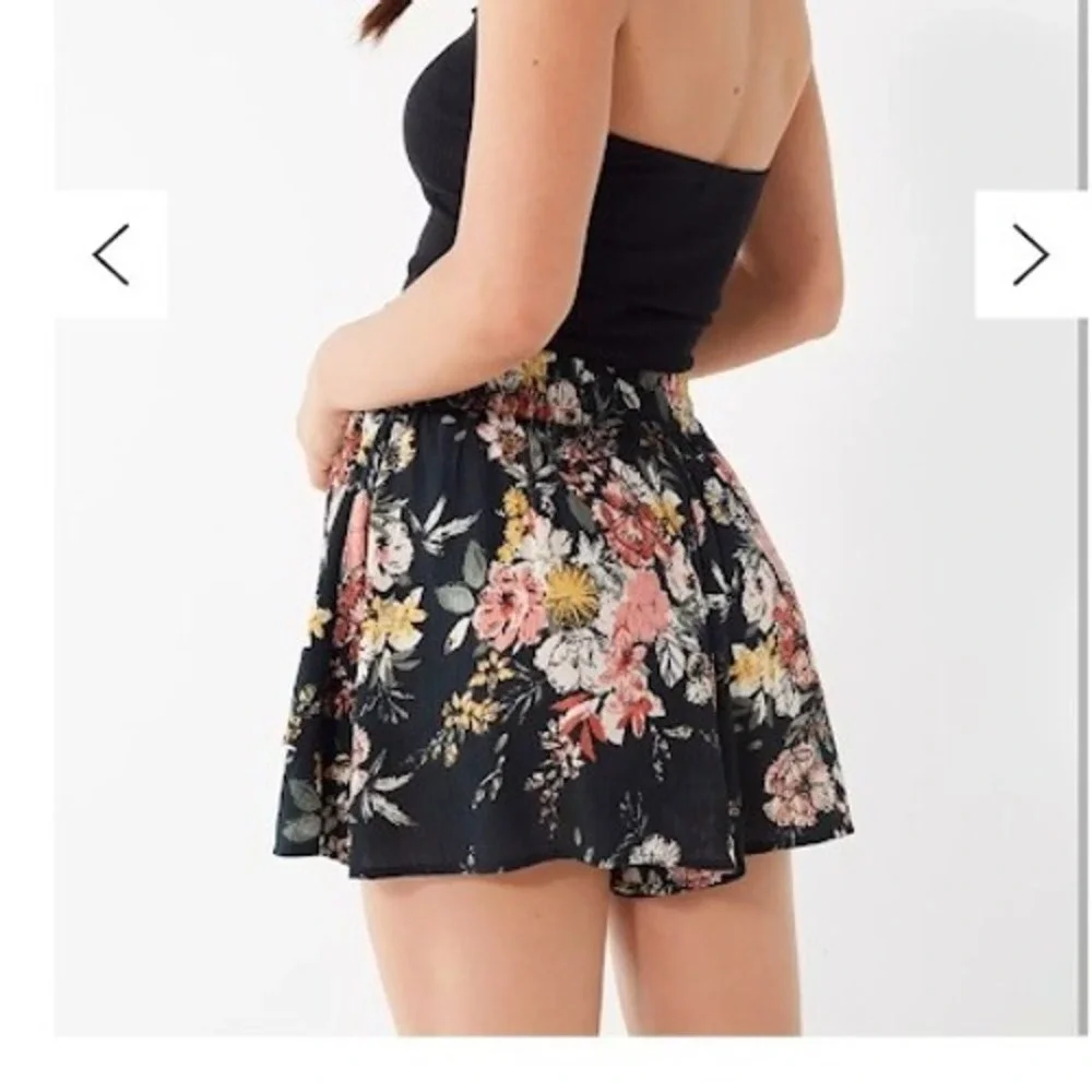 Urban‎ Outfitters BOG Collective Floral Print Shorts Women's Size S Black